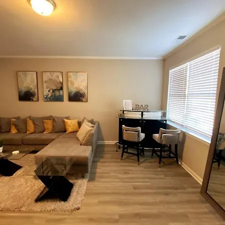Brand New Home Mins To Airport